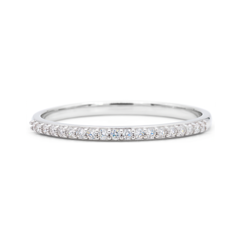 Anel Line em Ouro Branco 18k com 19 Brilhantes