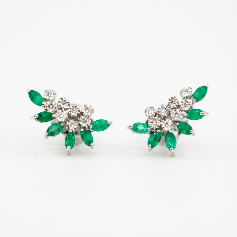 Brinco Earcuff em Ouro Branco 18k com Diamantes e Esmeraldas