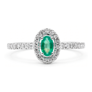 Anel em ouro branco 18k com esmeralda oval central e brilhantes cravejados